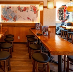 門前仲町駅から徒歩1分。昭和レトロな雰囲気が漂う「海鮮居酒屋山桜」は、少人数での飲み会にぴったりな居酒屋です。カウンター席やセパレート可能なテーブル席で、2～4名の気軽な飲み会やデートにも最適。静かに語らいたい夜も、ちょっと一杯だけのサク飲みも、ちょうどいい距離感と居心地の良さが魅力で