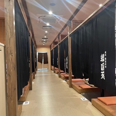 特急レーンでお料理をご提供★掘りごたつ席は１卓6名様までで広々ご利用いただけます。