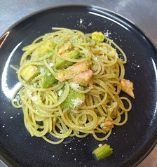 サーモンとアボカドのジェノベーゼ