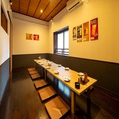【周りを気にせずくつろげるプライベート空間の個室】少人数での飲み会やご家族のお食事にぴったりの空間です◎お席が椅子ではないのでゆったりとくつろげます。落ち着いた雰囲気の個室で、自慢の海鮮料理と美味しいお酒を味わいながら、気心の知れたお仲間と和気あいあいとした時間をお楽しみください♪