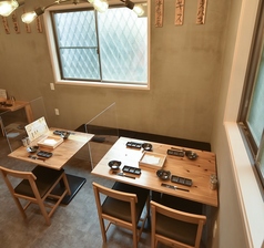 4人掛けテーブル席3卓あります。用途に応じて柔軟に対応させていただきます。