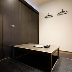 ２Fには４人がけの掘りごたつ式個室が４部屋あり。他のお客様の視線を気にする必要なく、落ち着いた雰囲気でお客様だけの空間で料理を楽しむことができます。