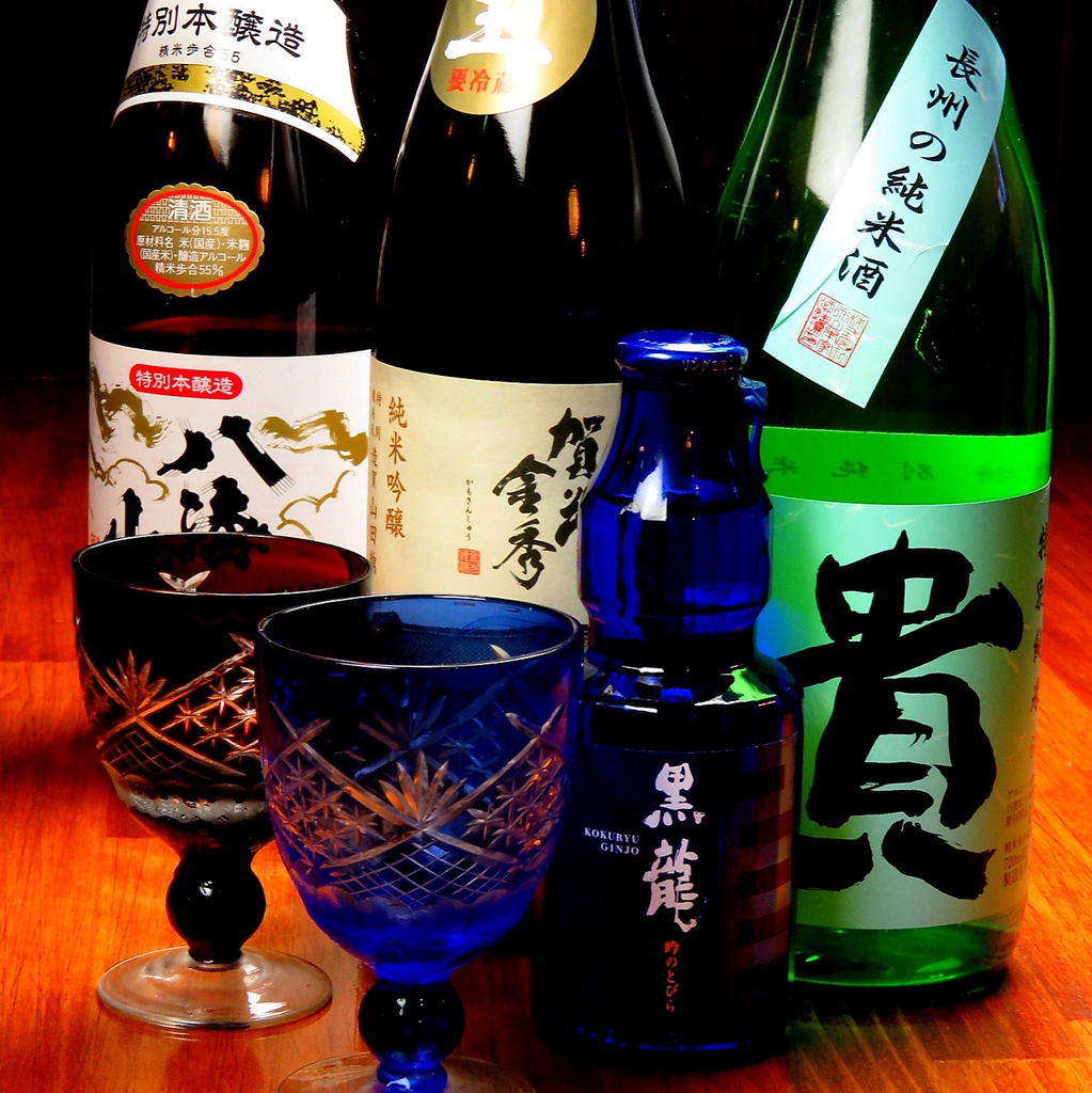 一人でも気軽に立ち寄れる居酒屋カウンター。気取らず楽しめる心地よい空間。