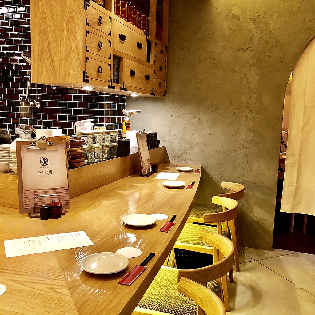 上品なカウンター席でしっぽりと…大人のデートにいかがでしょうか？