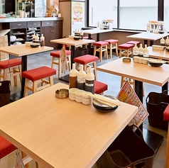 広いテーブル席。大人数様での飲み会におすすめです。貸切も可能です。リーズナブルで美味しい料理と、種類豊富なお酒でみんなでわいわい楽しみましょう♪