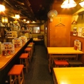カウンター席は9席あり、目の前で料理が楽しめる特等席です。職人の技を間近で観察でき、温かみのある雰囲気の中でリラックスした食事を堪能できます。