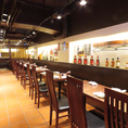 温かみある木目調の店内で貸切も可能。最大60名様までご利用いただけ、人数に合わせたレイアウト変更も対応可能です。会社宴会、打ち上げ、歓迎会など幅広いシーンでご利用いただけます。コースは3種類ご用意しています。