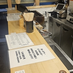 お客様同士の距離感の近い立ち呑み席なのでアットホームな空間を演出しています。オープンキッチンなので目の前でライブ感溢れる調理風景も楽しめます。