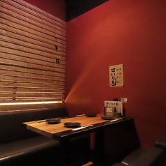 .6名様用のテーブル席はやわらかに揺れるのれんで仕切られた半個室です。デザイナーが手掛けた和モダン空間で、気の合う仲間とのお食事や女子会をお楽しみください。お気に入りのお酒を片手に美味しい逸品を囲めば会話も盛り上がるに違いありません。