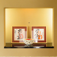 作家の作品が立ち並ぶ個室席