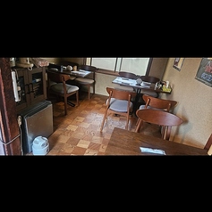 古民家風のノスタルジックな客席空間、1階の立ち呑み席とは対照的にゆっくり着席して寛いで食事したい方におすすめです。エアコン、換気扇はもちろんBGMも楽しみながらゆっくり食事を堪能して下さい。他のお客様のご来店無ければ貸切感覚で大切な時をお楽しみ下さい。