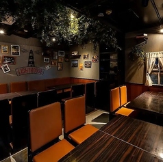 15名様から最大30名様まで、店内の一部を貸切でご利用いただけます。天井を彩る瑞々しい緑や柔らかな光、そしてシックなインテリアが大切な方と過ごす特別な一夜を華やかに演出。会社宴会や女子会、合コン、ウェディング二次会など、周囲を気にせず過ごしたいお集まりにぜひご利用ください。