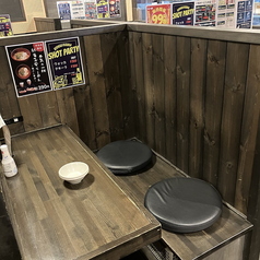 《賑やかさ×安心感》活気ある店内にいながらも、落ち着いて過ごせるボックス席をご用意しています!仕事帰りの同僚とのサク飲みにも◎