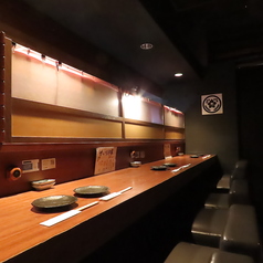 当店自慢のカウンター席。テレビにも出演経験のある有名デザイナーが手掛けたシンプルかつ洗練された落ち着く店内。一流料理長と本日のオススメお料理や、お料理のこだわりポイント、和食の知識などの会話をしながらお料理をお楽しみ頂けます。仕事帰りの飲み会、デート、おひとり様でもお気軽にどうぞ★