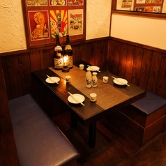 どこか懐かしいポスターが昭和レトロな雰囲気を演出！温かい灯りに包まれた半個室は、ゆったり腰を落ち着けてくつろげます！お酒を片手に、仕事帰りの一杯や友人との飲み会にちょうど良い空間です！