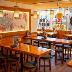 15人前後のグループ飲みにぴったりな居酒屋です。広すぎず狭すぎない空間で、全員の顔が見える距離感が心地よく、会話も盛り上がること間違いなし。セパレート可能な席を組み合わせて、グループに合わせたレイアウトも柔軟に対応。会社の部署飲み、仲間との集まり、イベント後の打ち上げなど、気軽に貸切気分を味わえます。