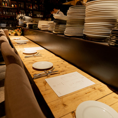 料理のライブ感を間近で堪能。お一人様やデートで、シェフとの会話とワインを楽しむ特等席です。