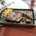 充実のコンボメニューは、ステーキとハンバーグを一つの鉄板で楽しめる贅沢な一品！