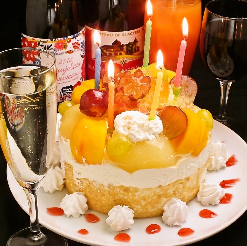 誕生日サプライズケーキ・シャンパン　サービス女子にも嬉しいデザートも豊富♪