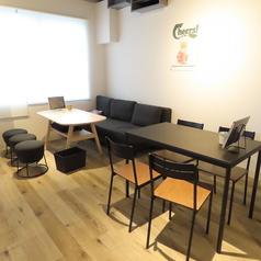 伸び伸びとりらっくすして楽しめるソファ席も完備！