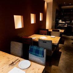 デートや友人との食事に使える、落ち着いた空間です 。本格ピザやコースをゆったり楽しめます。