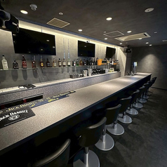 スタッフとの会話も楽しめるカウンター席。デートやご友人との飲み、お一人様利用など様々なシーンでご利用ください。