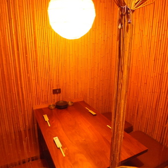 ゆったりとくつろげる、使い勝手の良い4名様個室席をご用意しております♪プライベートな空間となっておりますので、大切なデートや記念日などにもご利用できます!もちろん、気の置けないご友人たちとの飲み会にも◎となっておりますので、皆様で素敵な時間をお過ごしください。