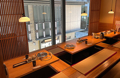 お買い物やデート後のお食事に最適な当店は木目を基調とした温かみのある雰囲気を演出。お仕事帰りの飲み会や宴会にも最適で人数に応じてお席の調整は柔軟に対応いたします。