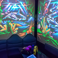 大型のスクリーンを導入しているお部屋もございます♪