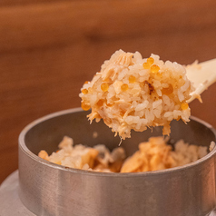 締めの出汁茶漬けや、おにぎりにしてお持ち帰りも可能。