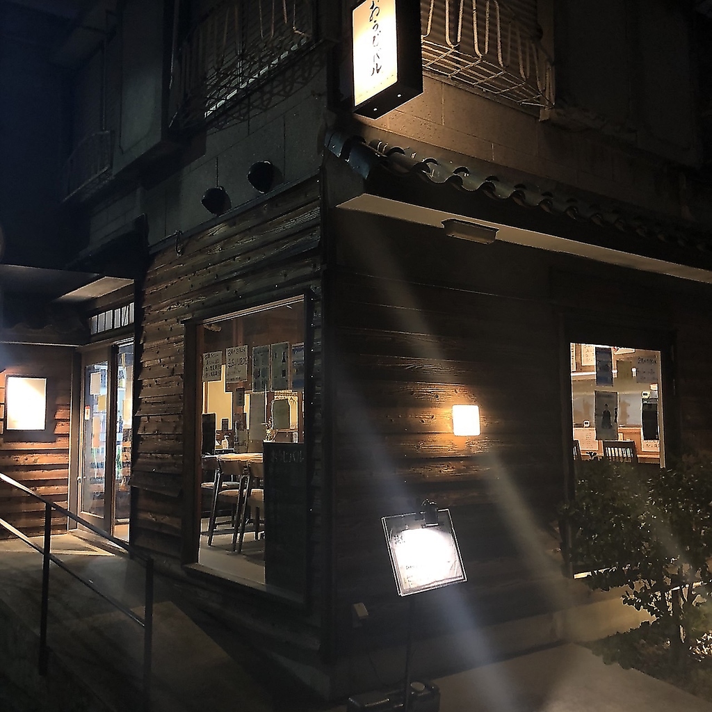 夜の帳に浮かぶ温かい光が灯る古民家。落ち着いた隠れ家的な雰囲気の中で、大人の時間を過ごせます。