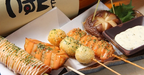 山梨県産「信玄鷄」を備長炭でじっくり焼いてる創作炭火串焼き屋です。