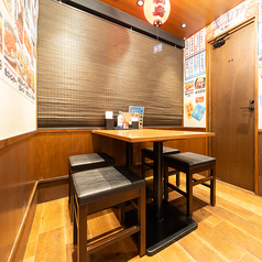 にぎやかな店内は雰囲気抜群！人気のすみっこ席は仕事帰りの一杯にも♪仲のよい友人や同僚とゆっくりお過ごし頂けます★