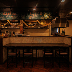 お一人様やカップルに人気のカウンター席は9席ご用意しております。当店では、日欧酒場の名にふさわしく、和と洋の料理だけでなく、お酒も和洋幅広く取り揃えております。お客様の気分に合わせたお酒のご提案もさせていただきますので、お気軽にお申し付けください♪ちょい飲み、サク飲み利用も大歓迎です！