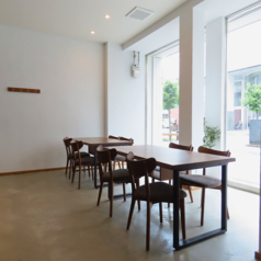 【4名様テーブル】2名様～4名様でご利用可能。友人同士や会社帰り・飲み会・女子会・デートなど幅広くご利用下さい。