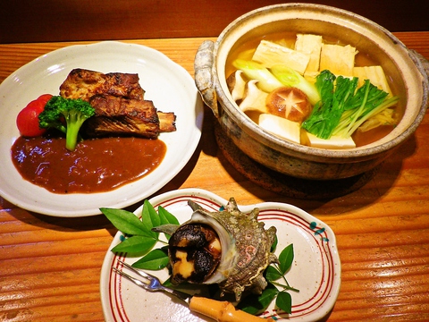 京都の祇園で修業した店主が作る自慢の肴料理。地元、伊豆の旬の味を楽しんで。