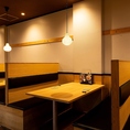 どこか懐かしい雰囲気の漂う半個室のテーブル席は、温かみのある照明がお客様を優しく包み込みリラックスしてお食事をお楽しみいただけます。会社帰りにちょっと飲みたい方におすすめです。