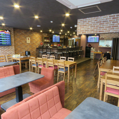 当店では、20名様以上で貸切も承っております。最大60名様までご利用いただけます。カラオケも完備しておりますので、ぜひご利用ください。お仲間内でのパーティーや、会社での大人数での宴会など、さまざまな場面に適しております。プライベートな空間で思い切り楽しめます。貸切希望の場合はぜひお気軽にご相談ください。