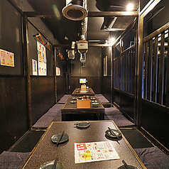 【2～22名様／半個室】プチ飲み会から大人数宴会まで！ぴったりの席をお作りします♪4～6名様テーブルを基本に、参加人数に合わせて最大22名様までの宴会席を作ることも可能！席はロールカーテンで間仕切る半個室タイプです。