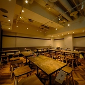 【広々とした和モダン空間】木の温もりを感じる広々とした店内は、大人がくつろげる落ち着いた雰囲気。テーブル席や個室も完備しており、宴会から女子会まで幅広く対応。駅近ながら、都会の喧騒を忘れるような安らぎの空間です。横浜の隠れ家風落ち着いたおしゃれな居酒屋＊