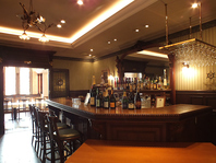 2階はアンティーク家具に囲まれた教会の雰囲気の中で