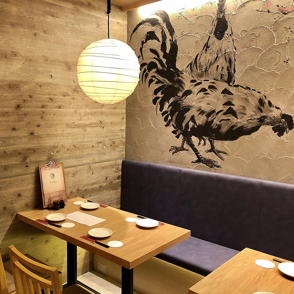 職人が描いた"鶏”。　店内は和バルを意識した空間。おしゃれな居酒屋で女子会などにおすすめ。
