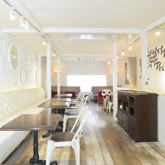 白を基調とした、かわいい店内