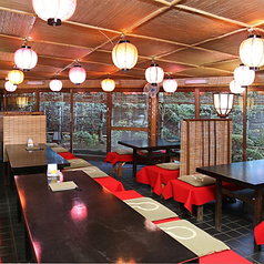 明るく開放的な雰囲気の中で、お気軽に本格和食を愉しめるテーブル席です。椅子席ですので、正座が苦手な方やご年配のお客様も安心して京料理ランチをご堪能いただけます。窓からの景色や店内の趣を感じながら、祇園観光の合間にゆったりとお寛ぎください。河原町や先斗町散策の際のお食事にも最適なお席です◎