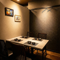 大切なお席にふさわしい、落ち着きある大人の完全個室。周囲を気にせず会話に集中でき、提供テンポも丁寧に整えます。香り立つ特製だしと極薄ラムしゃぶで、相手に「選び方が上手い」と伝わる接待を。