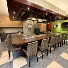 カウンターもごゆっくりとお楽しみいただけます。お一人さまのお食事も。誕生日／記念日／ステーキ／鉄板焼き／接待／肉／ランチ