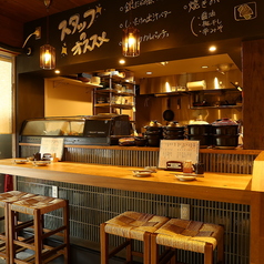 柏駅から徒歩圏内の好立地。お仕事帰りの一杯や大人のデートにおすすめのカウンター席は雰囲気抜群◎自慢の炉端焼きを囲みながら、最高の夜を演出してくれます♪