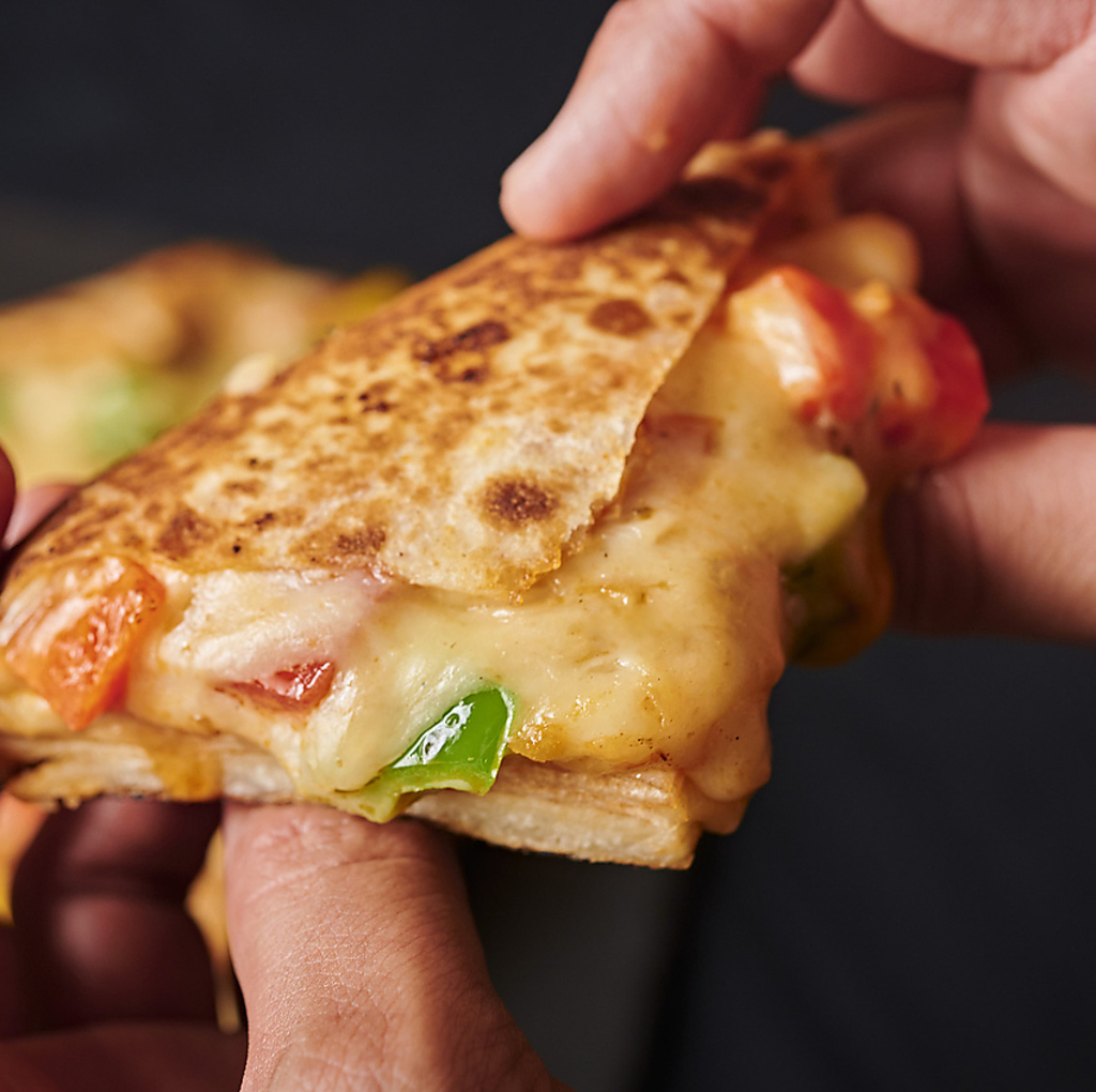 昼はカレー、夜は炭火焼きタンドールとピザと創作。昼夜で表情が変わる二毛作スタイルのビストロ酒場