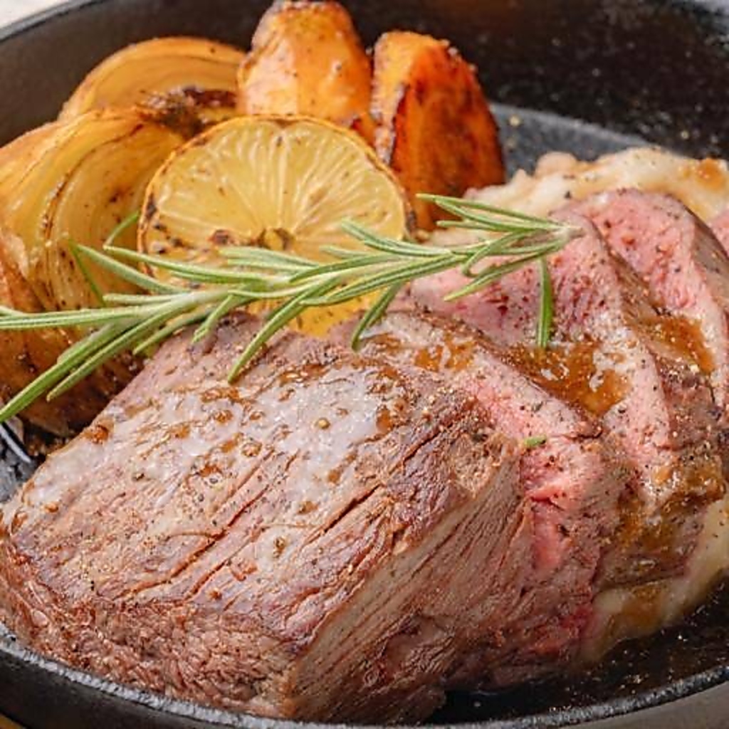 あつあつの鉄板に特製ソースをかける【和牛のステーキグリル~BB特製ソース鉄板スタイル~】