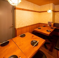 30名以上の団体利用にも対応可能な広々居酒屋。昭和レトロな雰囲気の店内は、人数に応じて柔軟にレイアウト変更ができ、最大80名までの貸切も可能です。会社全体の宴会、サークルの打ち上げ、地域の集まりなど、大人数でも一体感を持って楽しめる空間をご提供。